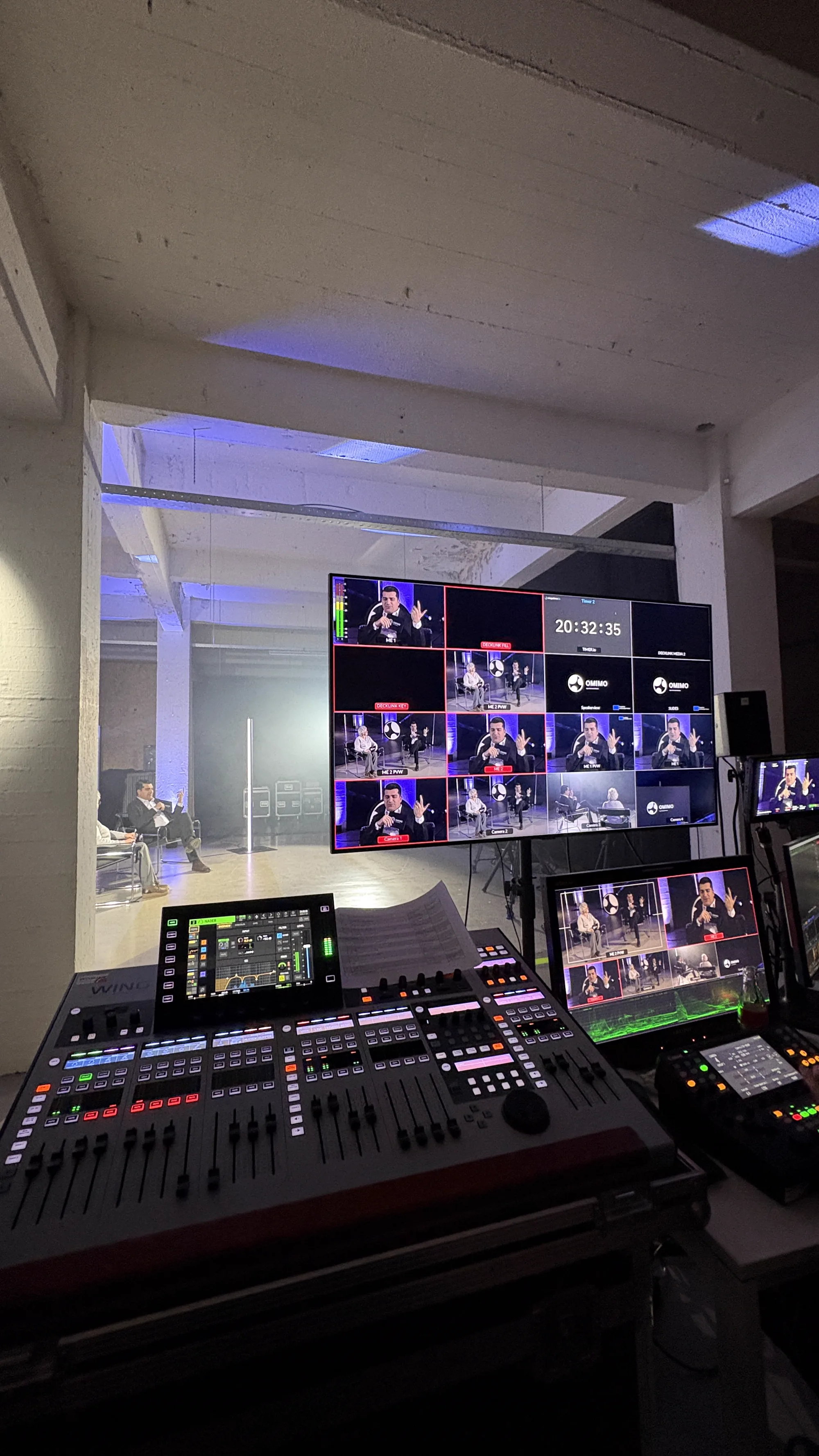 Console audio et multiview en régie pendant le webinaire OMIMO
