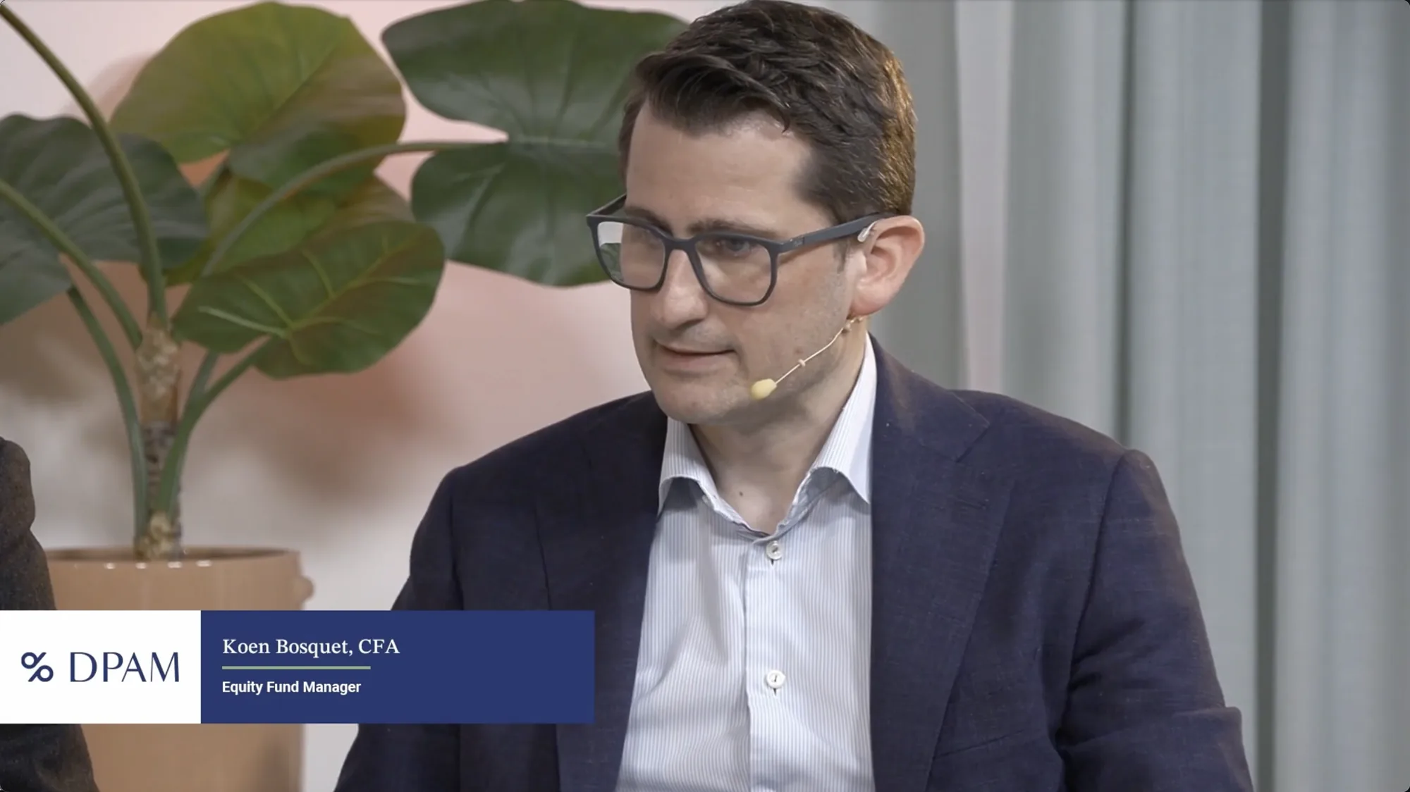 Un gestionnaire de fonds répond aux questions lors d'un webinaire DPAM