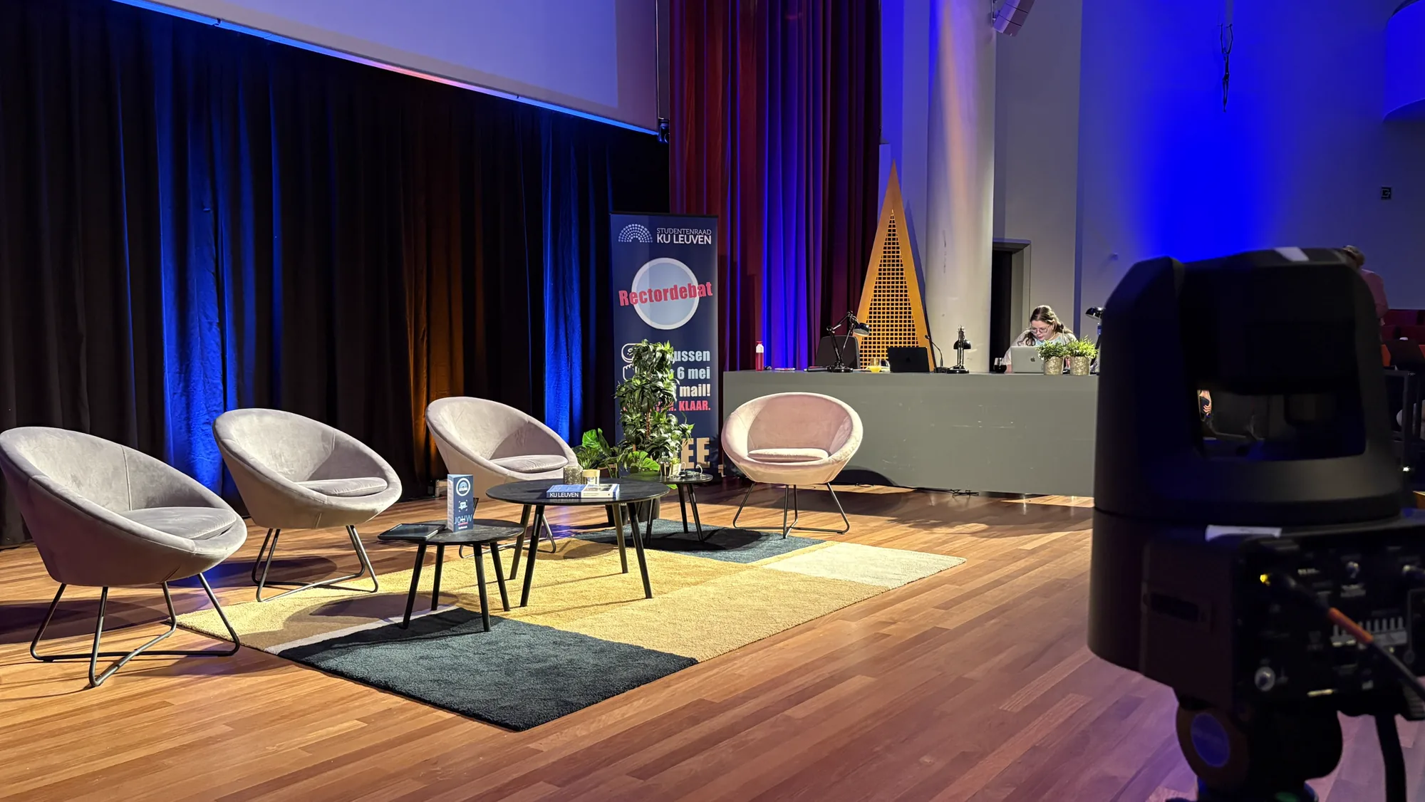 Plateau de débat vide, fauteuils et caméra avant le débat des recteurs
