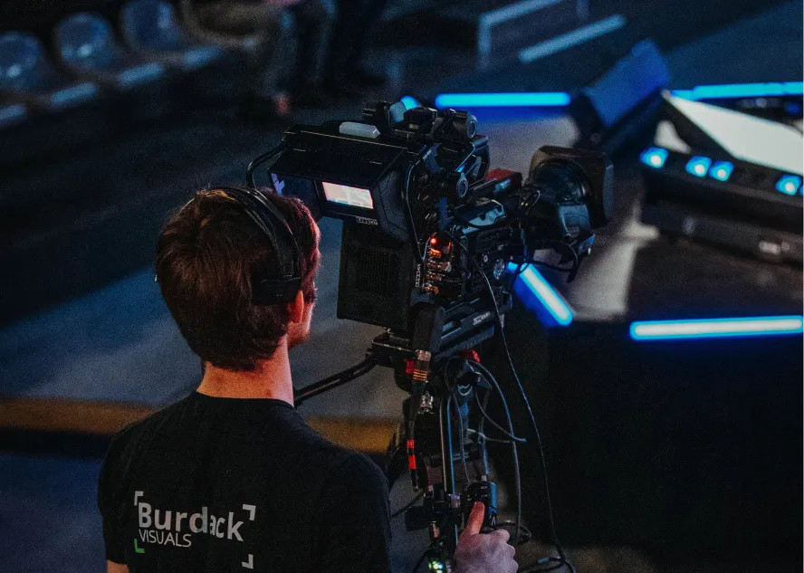 Un cadreur suit la scène avec une caméra broadcast