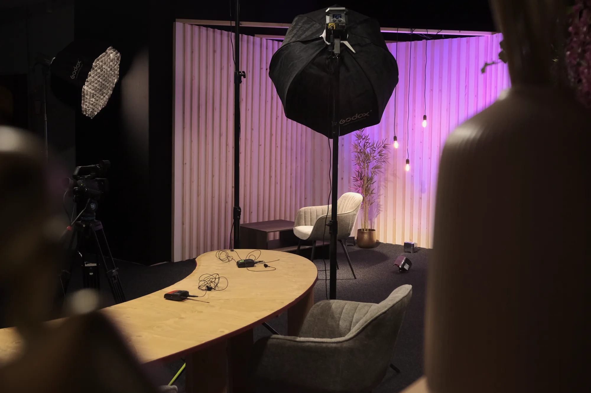 Coin interview éclairé aux softbox, micros-cravates posés sur la table